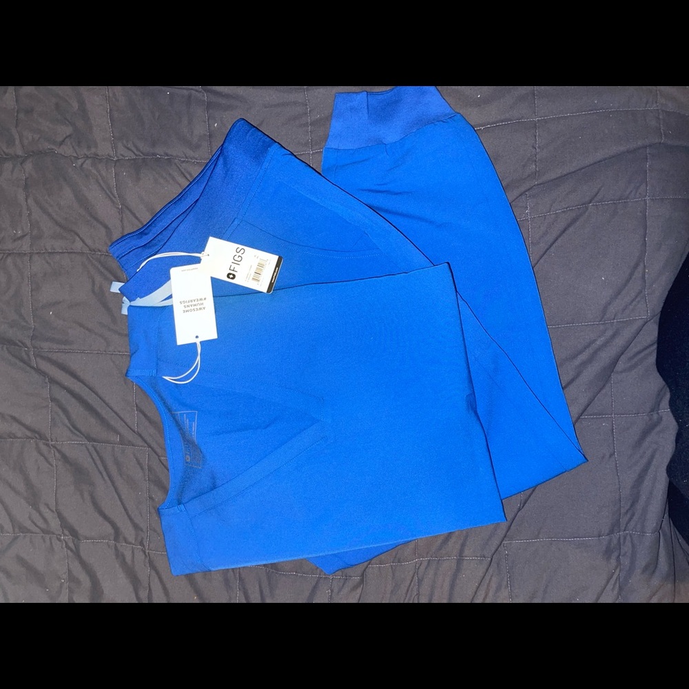 Brand new figs set… 2 pocket top with joggers.